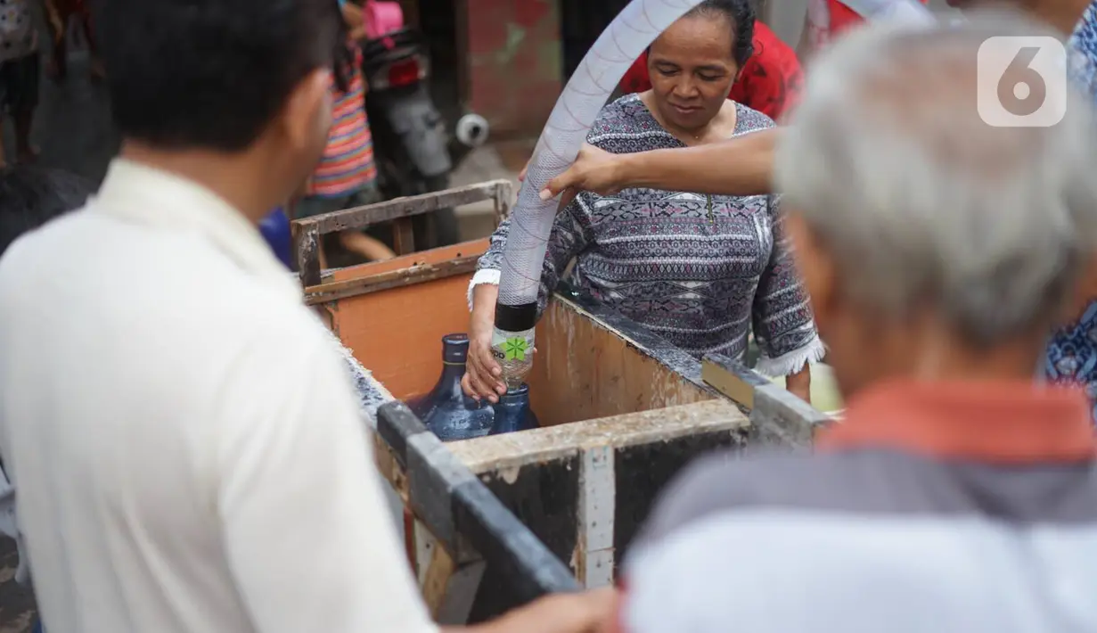 Warga mengisi air bersih ke dalam galon di kawasan Cipayung, Jakarta Timur, Rabu (20/11/2019). Sejak awal September 2019 sejumlah wilayah di kawasan Cipayung dilanda krisis air bersih. (Liputan6.com/Immanuel Antonius)