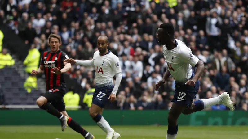 Gelandang Tottenham Hotspur, Victor Wanyama (kanan) kala menjebol gawang Huddersfield dalam lanjutan Liga Inggris