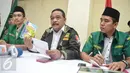 Wakil Ketum GP Ansor Benny Rhamdani (tengah) menggelar jumpa pers di Kantor GP Ansor, Jakarta, Rabu (20/1). GP Ansor menemukan buku pelajaran untuk tingkat Taman Kanak-kanak (TK) yang berbau unsur radikalisme beredar di Depok. (Liputan6.com/Faizal Fanani)