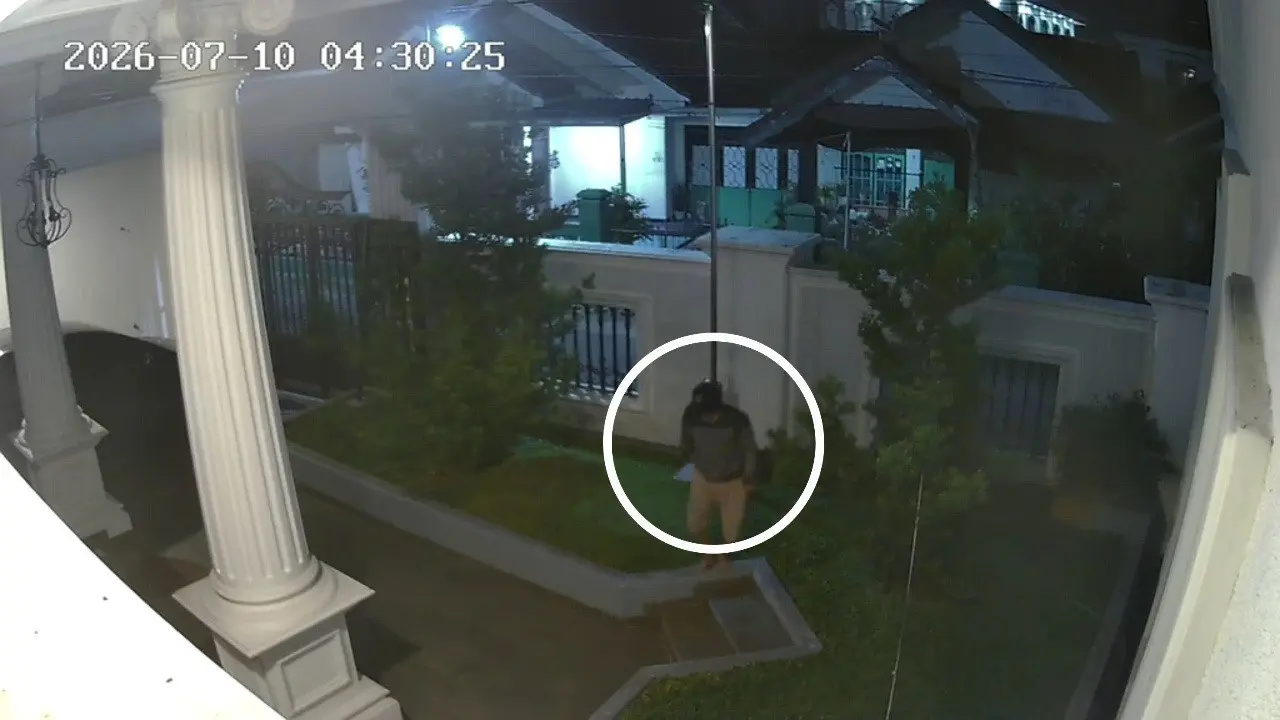 Tangkapan layar rekaman kamera CCTV saat pelaku curi gagang pintu rumah milik warga di Kota Bandar Lampung