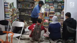 Pengunjung memilih buku yang dijual di Pasar Buku Jakbook Kenari, Jakarta, Rabu (28/8/2019). Pasar yang sebelumnya sepi itu kini mulai diramaikan oleh pengunjung untuk membeli buku dengan harga miring atau hanya sekadar melihat-lihat. (Liputan6.com/Immanuel Antonius)