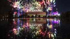 Kembang api meledak saat Upacara Penutupan Commonwealth Games 20220di Alexander Stadium di Birmingham, Inggris, Senin (8/8/2022). Commonwealth Games 2022 berakhir pada hari Senin setelah upacara penutupan yang berkilauan di Alexander Stadium di Birmingham. (Jacob King/PA via AP)