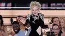 Julia Garner menerima penghargaan kategori aktris pendukung terbaik dalam serial drama pada ajang Primetime Emmy Awards ke-74 di Microsoft Theater, Los Angeles, Amerika Serikat, 12 September 2022. Julia mengatakan betapa bersyukurnya dia terhadap Jason Bateman dan Laura Linney telah menjadi 'cahaya penuntun' baginya. (AP Photo/Mark Terrill)