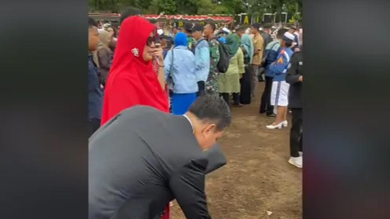 Sebuah video yang memperlihatkan seorang Taruna Akademi Kepolisian sujud di kaki kedua orangtuanya berhasil mencuri perhatian. <br>