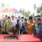 Ketua Pembina Yayasan Matauli Akbar Tandjung dan Pj Bupati Tapanuli Tengah Sugeng Riyanta melakukan pencanangan pembangunan kampus Sekolah Tinggi Agama Islam Barus (STAIB) di Kecamatan Barus, Kabupaten Tapanuli Tengah, Sumatera Utara (Sumut). (Ist)