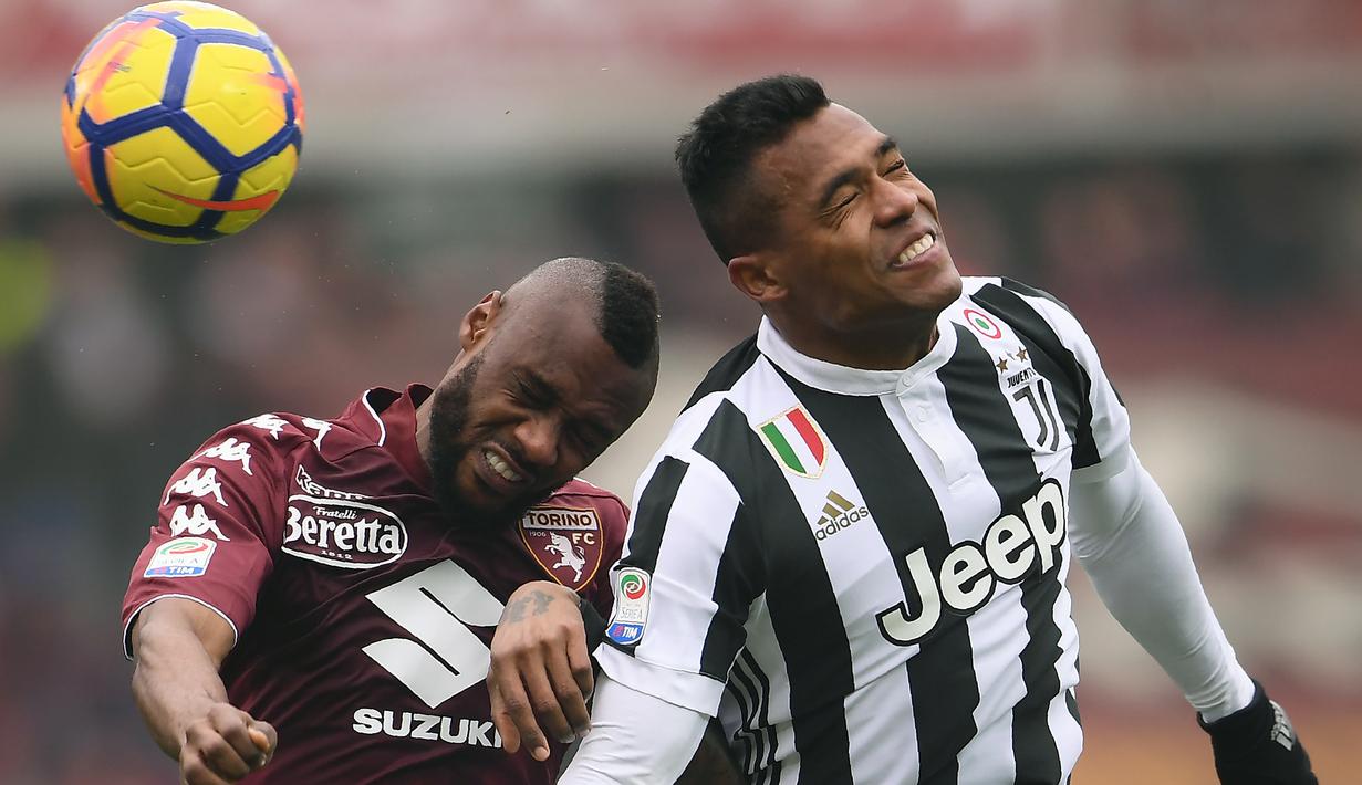 Duel pemain Torino, Nicolas N'Koulou (kiri) dengan pemain Juventus, Alex Sandro pada laga Serie A di Stadio Grande Torino, Turin (18/2/2018). Juventus menang 1-0. (AFP/Marco Bertorello)
