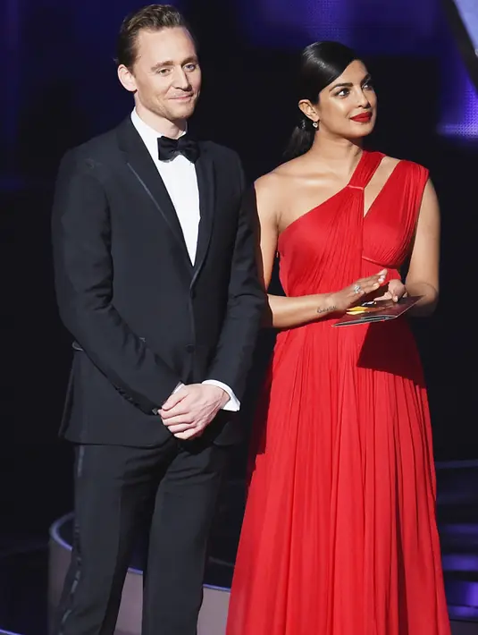 Aktris Bollywood Priyanka Chopra bersama aktor Tom Hiddleston ketika membacakan salah satu nominasi di atas panggung ajang penghargaan Emmy Awards 2016 di Microsoft Theater, Los Angeles, Minggu (18/9). (Kevin Winter/Getty Images/AFP)