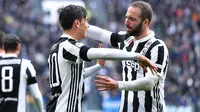 Striker Juventus, Paulo Dybala, melakukan selebrasi bersama Gonzalo Higuain, usai mencetak gol ke gawang Udinese pada laga Serie A di Stadion Allianz, Minggu (11/3/2018). Juventus menang 2-0 atas Udinese. (AP/Alessandro di Marco)