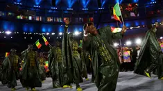 Kontingen atlet senegal menari saat parade upacara pembukaan Olimpiade 2016 di Stadion Maracana, Rio de Janeiro, Brasil (5/8).Kostum-kostum unik yang dipakai peserta juga menambah daya tarik pembukaan Olimpiade 2016 kali ini. (REUTERS / Kai Pfaffenbach)