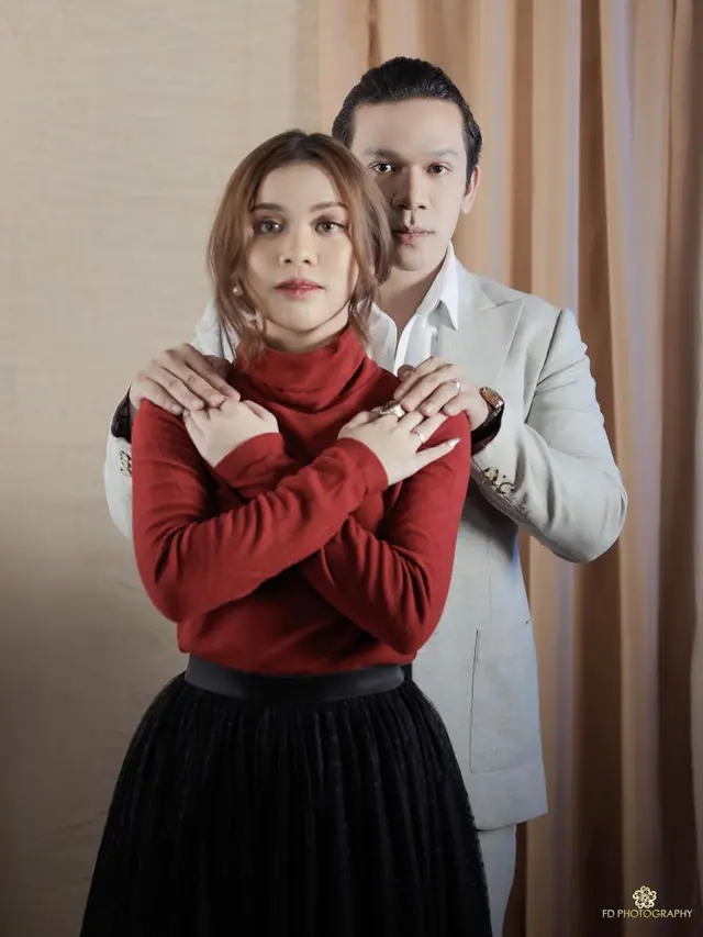 5 Gaya Pemotretan Terbaru Jordi Onsu dan Frislly Herlind, Bak Prewedding