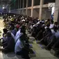 Ribuan umat muslim menunggu buka puasa di Masjid Istiqlal, Jakarta, Kamis (17/5). Panitia menyediakan 3.500 paket makanan untuk buka puasa bersama. (Liputan6.com/Arya Manggala)