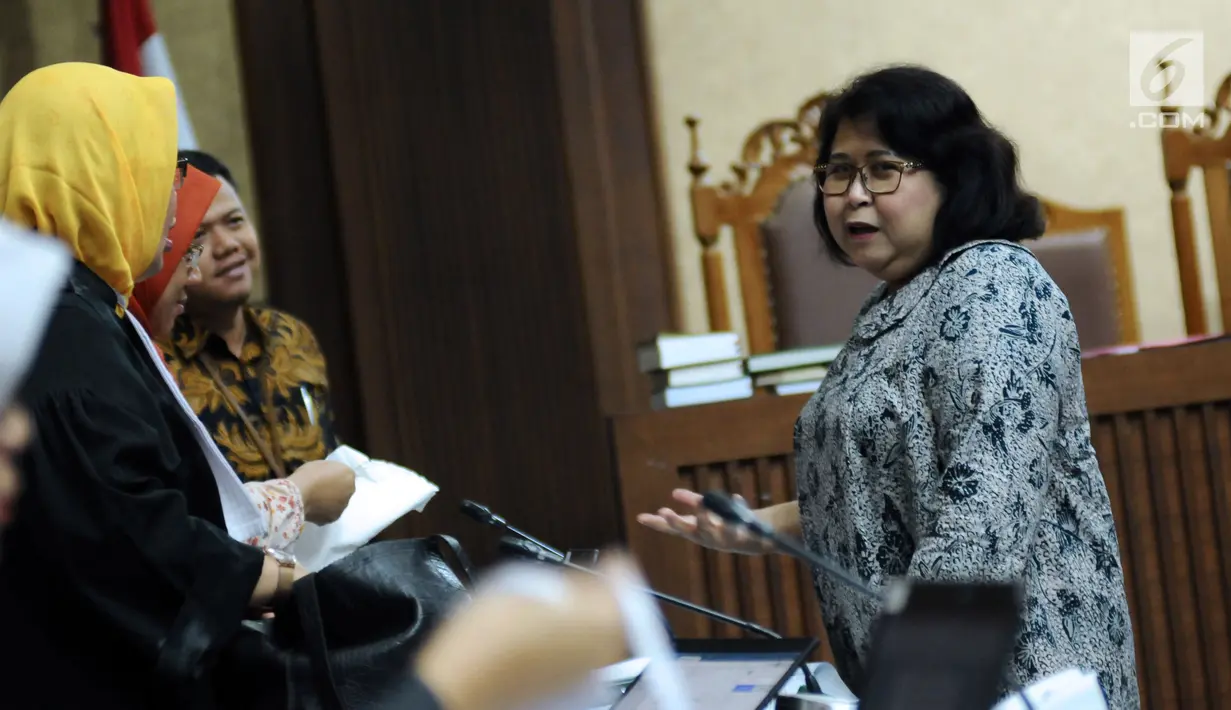 Advokat, Elza Syarief (kanan) berbincang dengan tim JPU saat jeda sidang lanjutan dugaan korupsi proyek e-KTP dengan terdakwa Setya Novanto di Pengadilan Tipikor, Jakarta, Senin (26/2). Tujuh saksi dihadirkan oleh JPU. (Liputan6.com/Helmi Fithriansyah)