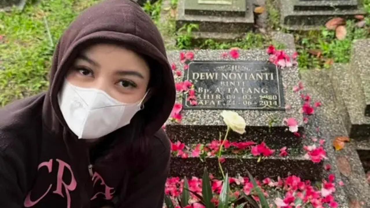 7 Potret Regina Phoenix Ajak Okin ke Makam Ibu, Jadi Orang Pertama Bukan dari Keluarga