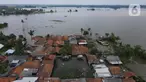 Foto udara suasana pemukiman warga yang terendam banjir menggunakan kamera nir-awak di Desa Karangligar dan Dusun Pengasinan kecamatan Teluk Jambe Barat, Kabupaten Karawang, Selasa (6/12/2022).  Banjir yang terjadi setelah hujan deras yang mengguyur sejak Minggu (4/12/2022) mulai berangsur surut. (merdeka.com/Imam Buhori)