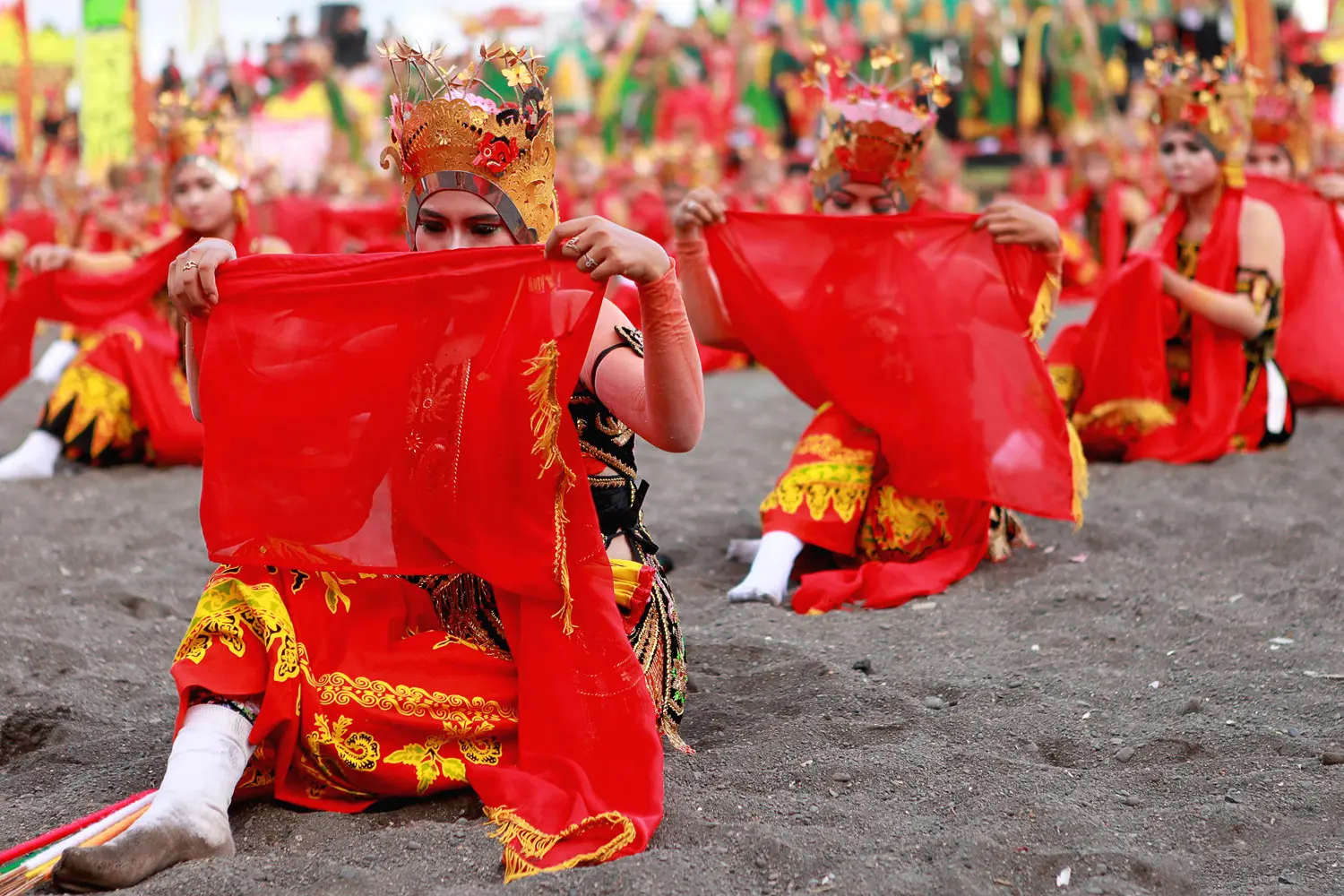 Festival Gandrung Sewu kembali digelar di bibir Pantai Boom, Banyuwangi, Jawa Timur, Minggu (8/10/2017), menyajikan penampilan kolosal 1.286 penari. (Liputan6.com/Dian Kurniawan)