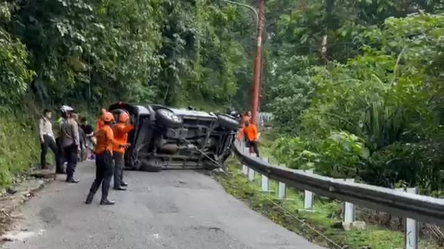 Mobil terbalik di jalur ekstrem Tanjakan Cisarakan, Desa Buniwangi, Kecamatan Palabuhanratu, pada Minggu (28/12/2025).