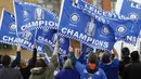 Fans Leicester City mengibarkan bendera dengan tulisan Champion di dekat markas latihan tim, (3/5/2016). Leicester City juara Liga Inggris setelah 132 tahun. (Action Images via Reuters/Craig Brough)