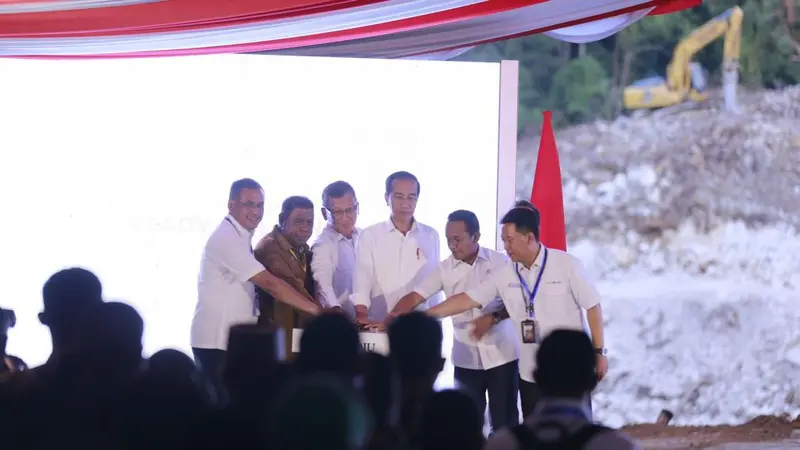 Jokowi melakukan peletakan batu pertama atau groundbreaking Proyek Strategis Nasional (PSN) Kawasan Industri Pupuk Fakfak di Distrik Arguni, Kabupaten Fakfak, Papua Barat