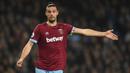 Striker West Ham United, Andy Carroll saat menghadapi Manchester City pada laga Liga Inggris 2018/2019 di Etihad Stadium, Manchester (27/2/2019). Andy Carroll yang sejak awal musim 2022/2023 membela klub League One, Reading tercatat pernah membela West Ham United selama 7 musim sejak 2012/2013 hingga 2018/2019. Ia dipermanenkan The Hammers dari Liverpool pada 2013/2014 setelah semusim berstatus pinjaman dengan nilai transfer 17,5 juta euro atau kini setara Rp293 miliar. (AFP/Oli Scarff)