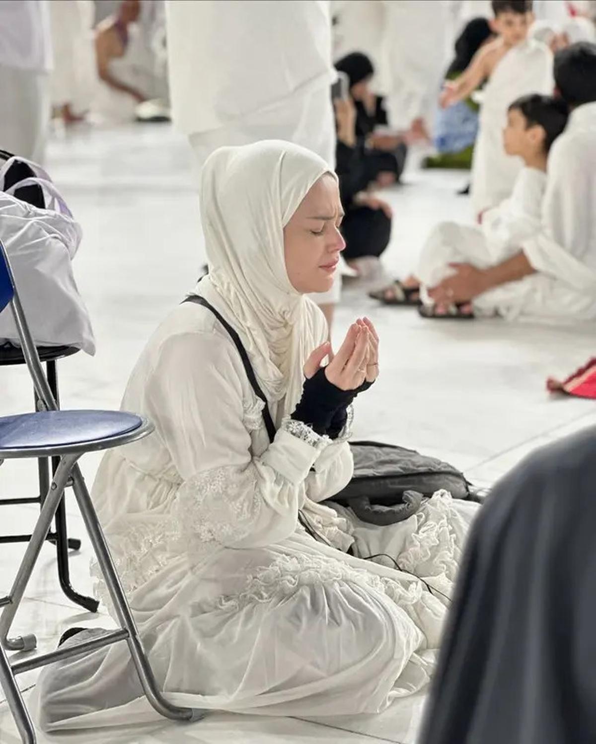 6 Potret Roger Danuarta dan Cut Meyriska Jalani Umrah, Khusyuk di Depan Ka'bah