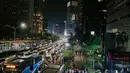 Pejalan kaki menikmati acara bertajuk Musik Tepi Barat dan Timur di jalur pedestrian kawasan Sudirman, Jakarta, Jumat (22/11/2019). Acara musik yang rutin digelar itu bertujuan untuk menghibur para pejalan kaki dan pekerja kantoran yang beraktivitas di kawasan tersebut. (Liputan6.com/Faizal Fanani)