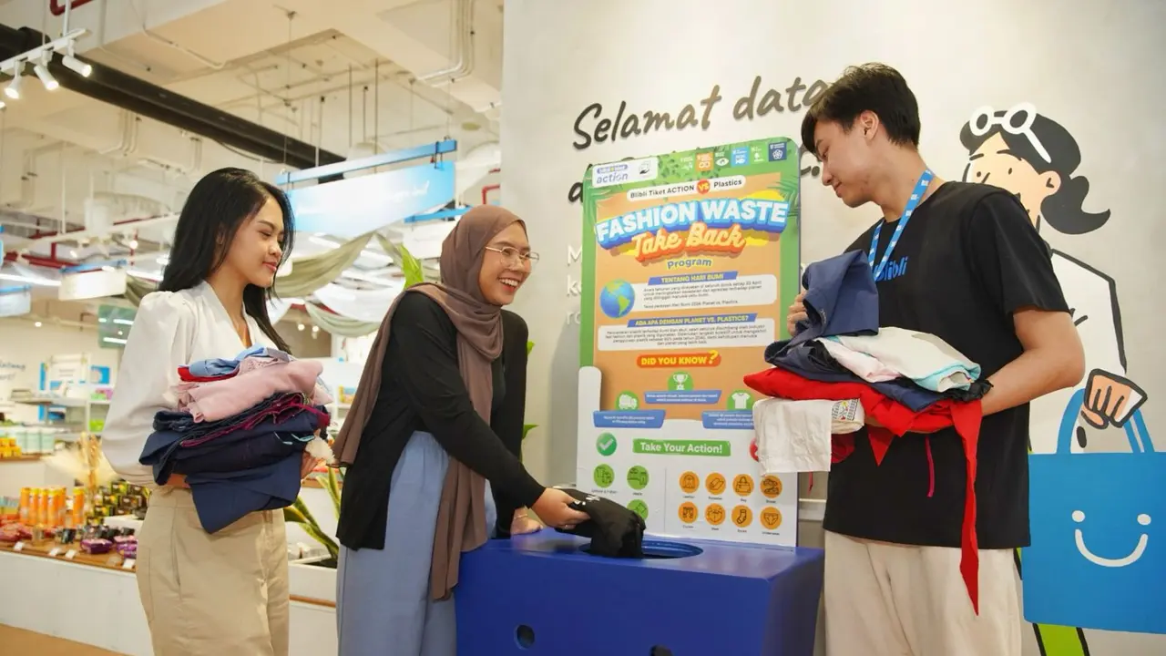 Karyawan Blibli mendukung Hari Bumi 2024 mendonasikan sampah fesyen dalam program “Blibli Tiket ACTION vs. Plastics”. (Dok BELI)