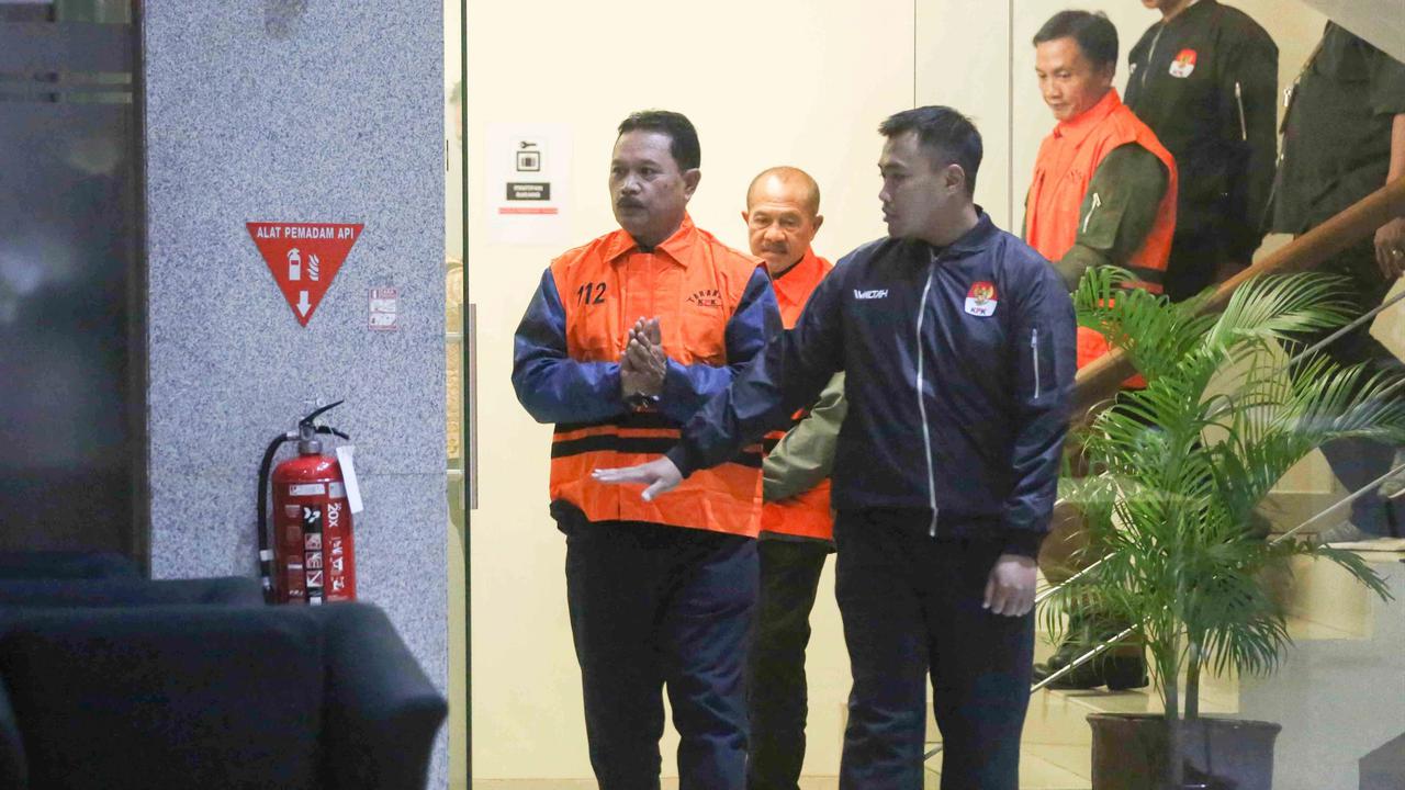FOTO: KPK Tahan Wali Kota Madiun Maidi Terkait Dugaan Korupsi Dana CSR
