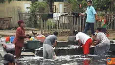 Citizen6, Bekasi: Seolah tak menghiraukan bahayanya, sebagian besar penduduk di pinggiran Kali Cikarang, Bekasi, mencuci pakaian dan mandi di kali hitam ini, bahkan Mandi Cuci Kakus (MCK) juga dilakukan di sini. (Pengirim: Baebudin)