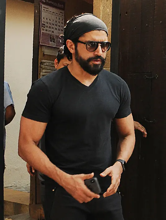 Aktor Bollywood, Farhan Akhtar mengunjungi rumah Anil Kapoor, adik suami Sridevi Kapoor, Boney Kapoor di Mumbai, Senin (26/2). Selama proses menunggu jenazah Sridevi, keluarga berkumpul dan menerima tamu yang menyampaikan duka di sana. (Sujit Jaiswal/AFP)