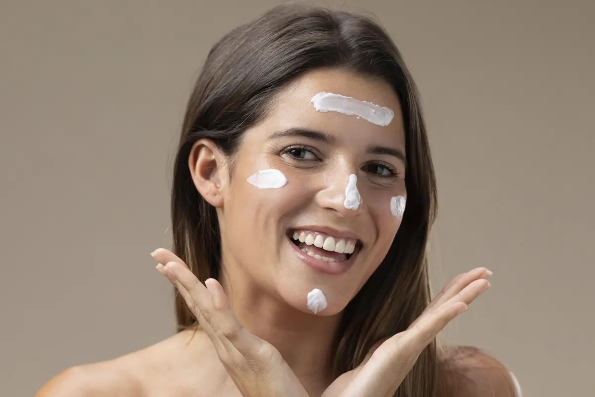 Ilustrasi Wanita Menggunakan Sunscreen