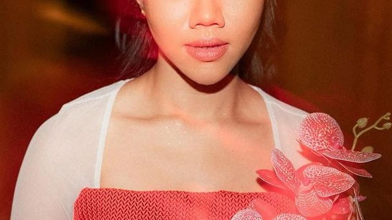 Yura mengikat setengah rambutnya dan membiarkan sisa rambut lain menjuntai begitu saja. Tampilan ini membuatnya mirip seperti tokoh pendekar yang kerap hadir dicerita-cerita legenda tanah air.