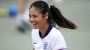 Petenis Inggris, Emma Raducanu memakai jersey Timnas Inggris saat sesi latihan menjelang turnamen Wimbeldon di The All England Lawn Tennis and Croquet Club, London, Inggris, Minggu (30/06/2024) waktu setempat. (AP Photo/John Walton)