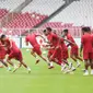 Sesi latihan diawali dengan pemanasan. Saddil Ramdhani dkk bergantian melakukan joging. (Bola.com/Bagaskara Lazuardi)