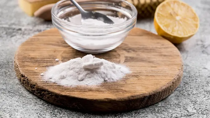 Oleskan talenan dengan baking soda