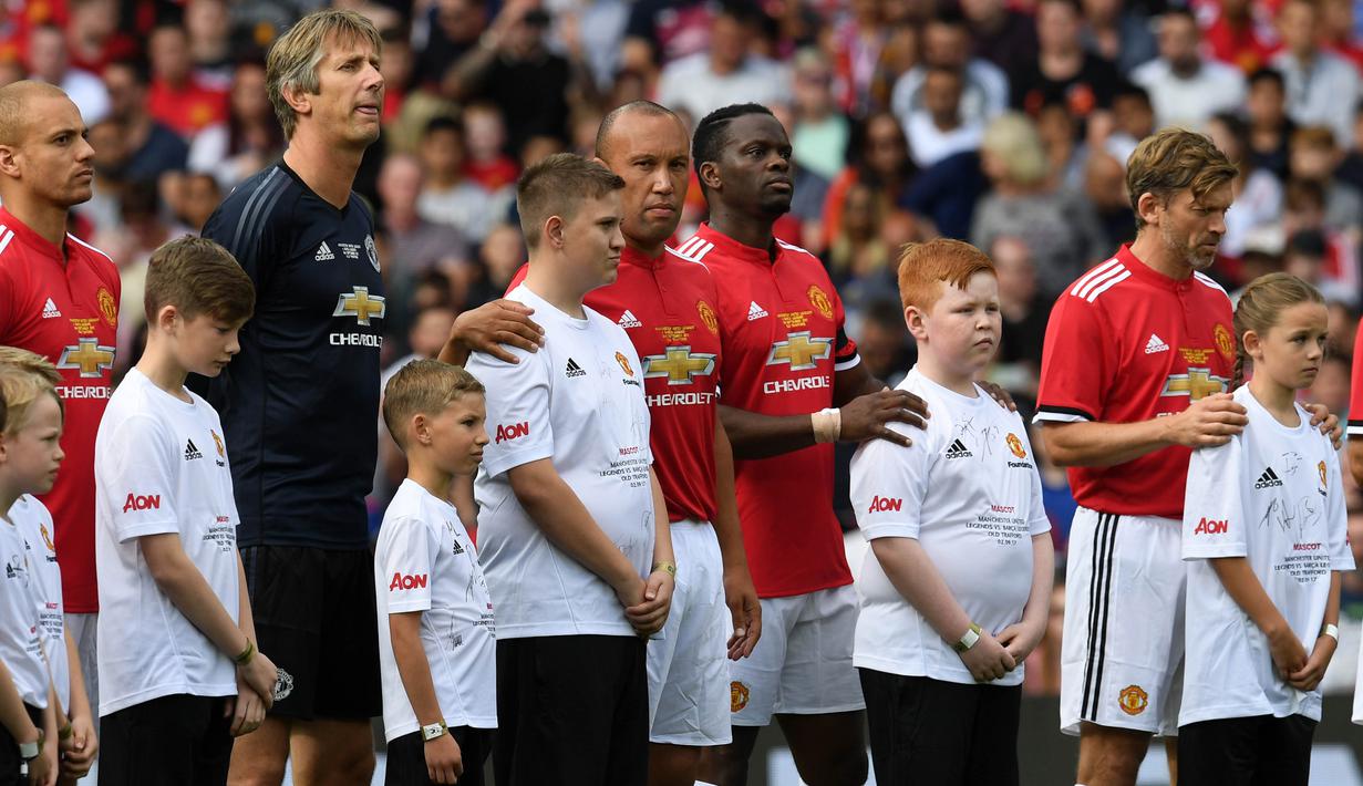 Legenda Manchester United saat bertanding melawan Legenda Barcelona di Stadion Old Trafford, Sabtu (2/9/2017). Pertandingan tersebut merupakan laga amal. (AFP/Paul Ellis)