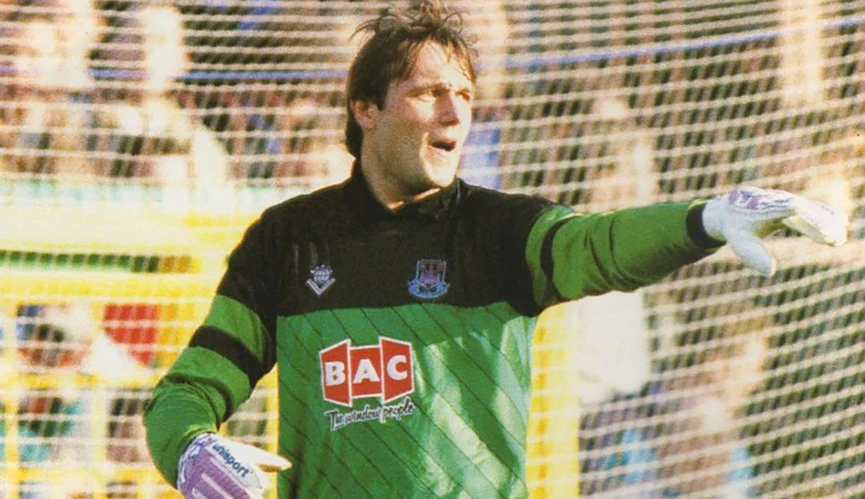 Ludek Miklosko. Kiper yang kini berusia 60 tahun dan telah pensiun pada Juli 2001 bersama Queens Park rangers (QPR) ini pernah bermain di Liga Inggris bersama West Ham United dan QPR. Ia didatangkan West Ham dari Banik Ostrava pada pertengahan musim 1989/1990 dan bertahan hingga awal musim 1998/1999, serta total bermain dalam 2015 laga di semua ajang dengan torehan 55 kali clean sheet dan kebobolan 271 gol. Pada awal musim 1998/1999 ia hijrah ke QPR hingga pensiun pada Juli 2001 setelah total tampil dalam 57 laga di semua jang dengan torehan 15 kali clean sheet dan kebobolan 80 gol. (whufc.com)