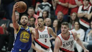 Pebasket Golden State Warriors, Stephen Curry, berusaha memasukkan bola saat melawan Portland Trail Blazers pada laga NBA 2019 di Moda Center, Senin, (20/5). Warriors menang 119-117 atas Blazers. (AP/Ted S. Warren)