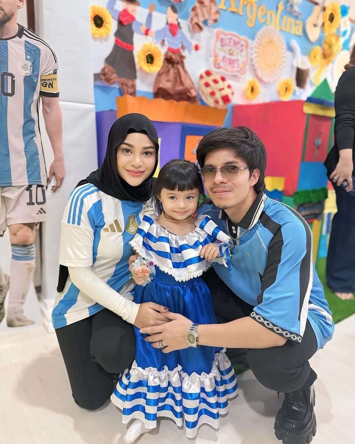 Ya, Aurel dan Atta kompak kenakan jersey Argentina. "Abis ini d block suami karna fans berat Ronaldo. Maaf ya pah ini acaranya dari sekolahan," tulis Aurel.