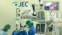 Tim dokter bedah mata RS Mata JEC Kedoya melakukan tindakan operasi mata juling kepada pasien di sela Bakti Sosial Operasi Mata Juling JEC di Jakarta (12/11/2022). (Liputan6.com)