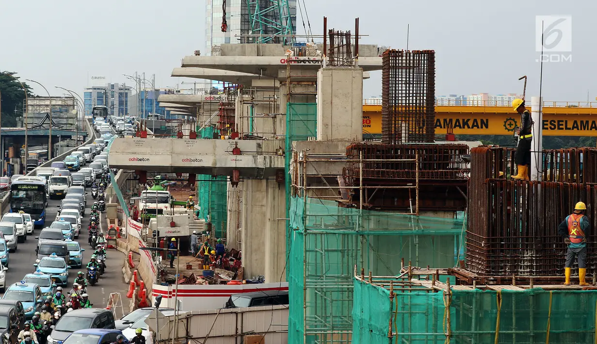 Pekerja menyelesaikan proyek pembangunan Light Rail Transit (LRT) koridor Cibubur-Cawang di Jakarta, Rabu (5/12). Rel LRT koridor Cibubur-Cawang menyisakan pekerjaan konstruksi jembatan yang melintang di jalan tol. (Liputan6.com/JohanTallo)
