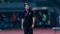 Pelatih&nbsp;Borneo FC, Peter Egge Huistra, dalam pertandingan pekan ketujuh BRI Liga 1 2023/2024 melawan Persija Jakarta yang berlangsung di Stadion Patriot Candrabhaga, Bekasi, Rabu (9/8/2023). (Bola.com/Bagaskara Lazuardi)