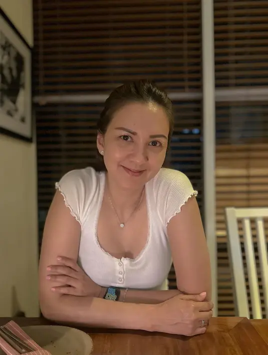 Sedangkan Donna Agnesia yang tampil dengan riasan wajah minimalis, mengenakan atasan lengan pendek berwarna putih dan celana jeans biru. [Foto: Instagram/darius_sinathrya]