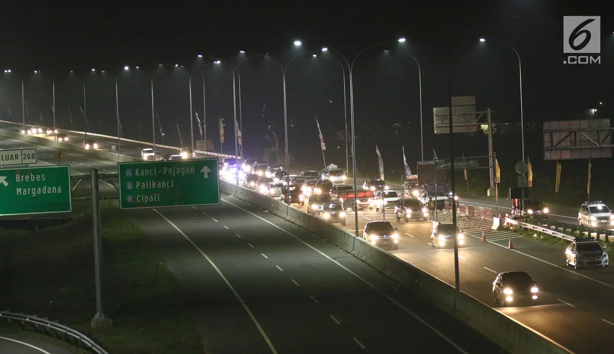 Sejumlah kendaraan pemudik melintasi Jalan Tol Pejagan-Pemalang di Brebes, Jawa Tengah, Jumat (23/6). Arus mudik di Jalan Tol Pejagan-Pemalang yang mengarah ke Brexit dan Gerbang Tol Kali Gangsa terpantau ramai lancar. (Liputan6.com/Gempur M Surya)