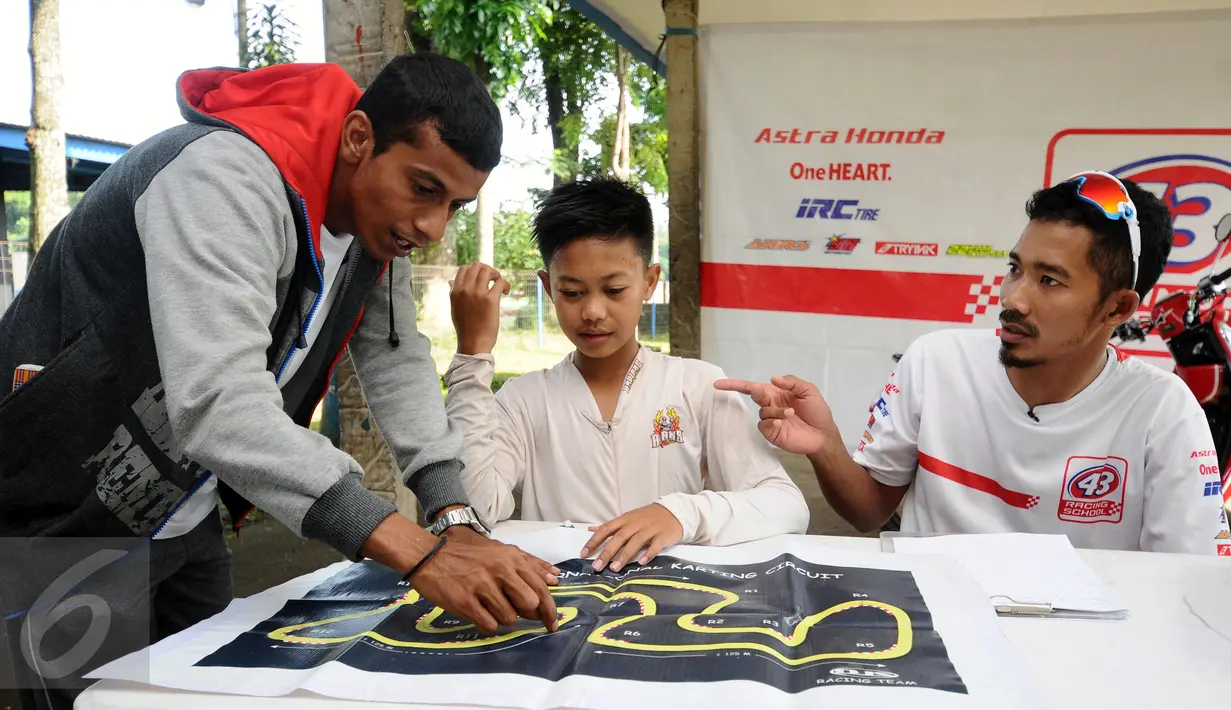 M Fadli Imammudin bersama asistennya memberikan teknik balap pada anak didiknya di Sentul Internasional Karting Sirkuit, Bogor, Rabu (23/2). Hari-hari M. Fadli pun tetap sibuk, mengajar para pebalap junior salah satunya. (Liputan6.com/Helmi Fithriansyah)