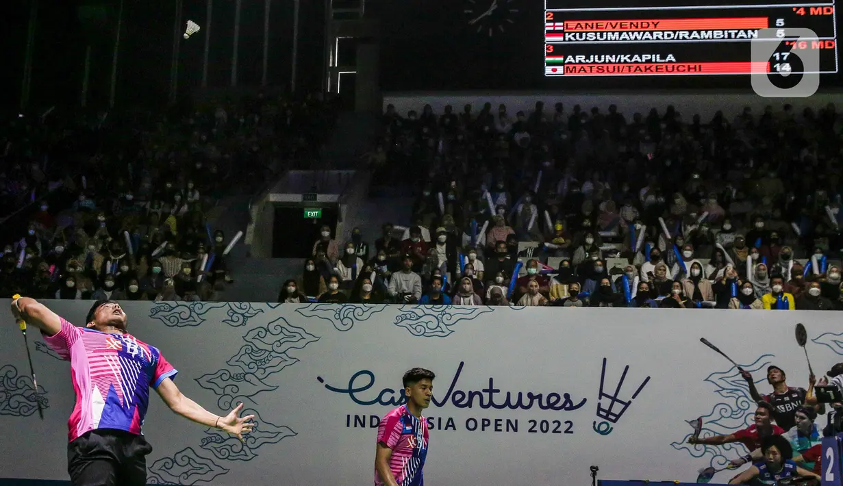 Ganda putra Indonesia Pramudya Kusumawardana/Yeremia Rambitan mengembalikan kok Ben Lane/Sean Vendy dari Inggris saat tampil dalam Indonesia Open 2022 di Istora Senayan, Jakarta, Rabu (15/6/2022). Pramudya Kusumawardana dan Yeremia Rambitan menang dengan skor 21-19, 21-15. (Liputan6.com/Faizal Fanani)