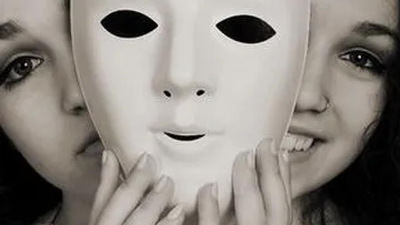 Apa itu penyakit bipolar? 

Bipolar adalah kondisi kesehatan mental yang menyebabkan perubahan suasana hati secara ekstrim meliputi emosi tinggi (mania atau hipomania) dan rendah (depresi). 

Saat fase depresi, penderita akan merasa sedih atau putus a