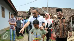 Zulkifli Hasan mengajak bermain anak-anak yang berada di dekat tempat tinggalnya di Desa Pisang, Kecamatan Penengahan, Kabupaten Lampung Selatan (17/3). Zulkifli menyapa teman bermainnya sewaktu kecil di kampung halaman. (Liputan6.com/Yoppy Renato)