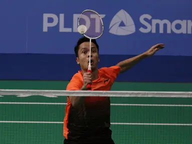 Tunggal putra Indonesia, Anthony Ginting, mengembalikan kok saat melawan Soong Joo Ven pada final beregu SEA Games 2019 di Multinlupa Sport Center, Rabu (4/12). Ginting menang 13-21, 21-15, dan 21-18. (Bola.com/M Iqbal Ichsan)