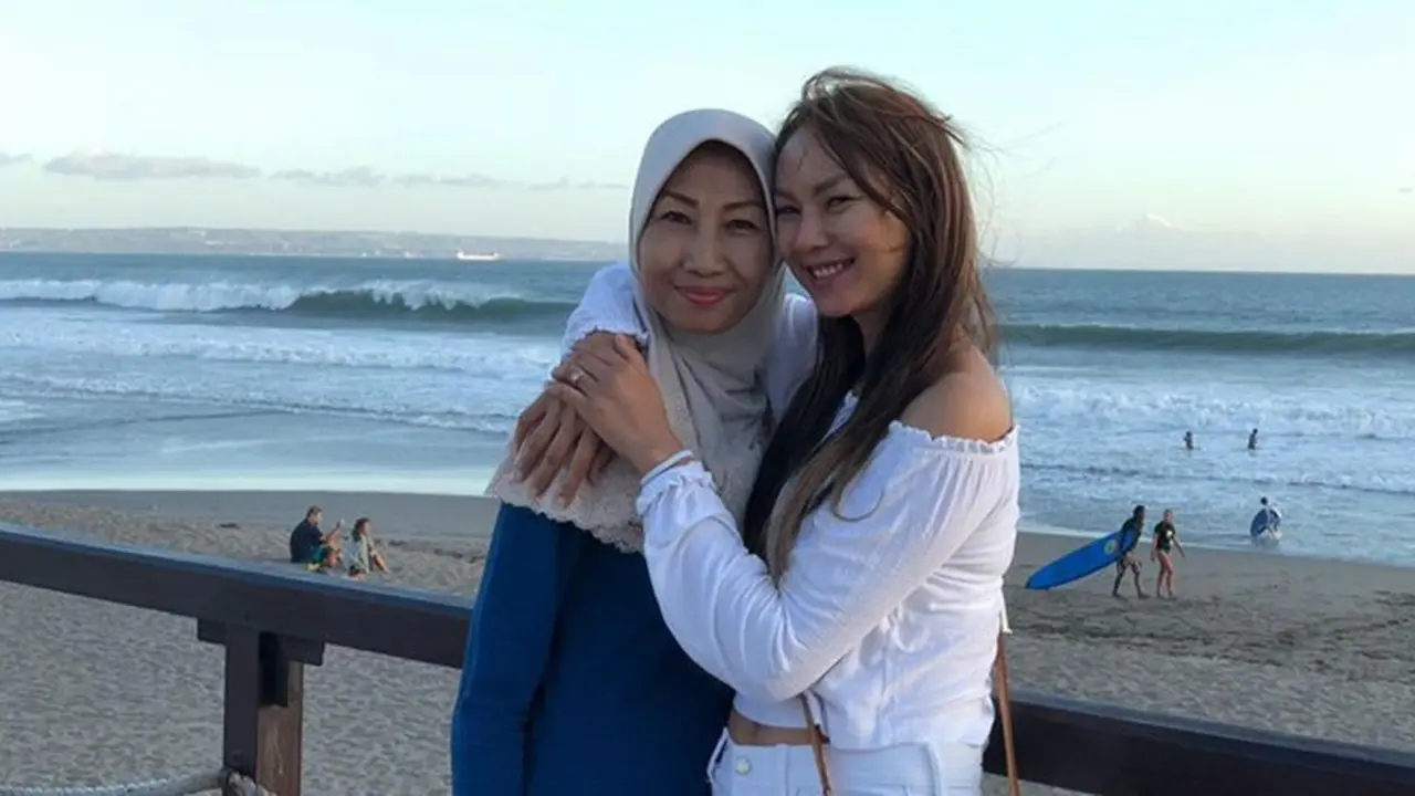 6 Potret Kalina Ocktarannya dengan Ibunda Sebelum Meninggal Dunia, Kini Jadi Kenangan