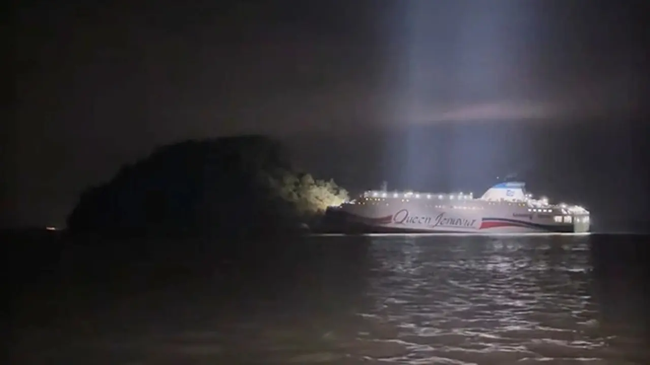 Sebuah feri Korea Selatan kandas di atas karang di lepas pantai barat daya, Korea Selatan, Rabu (19/11/2025).
